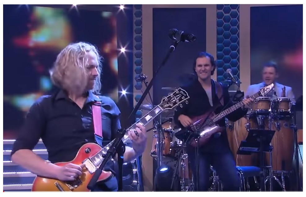 Nathan Smith playing guitar on Noot Vir Noot